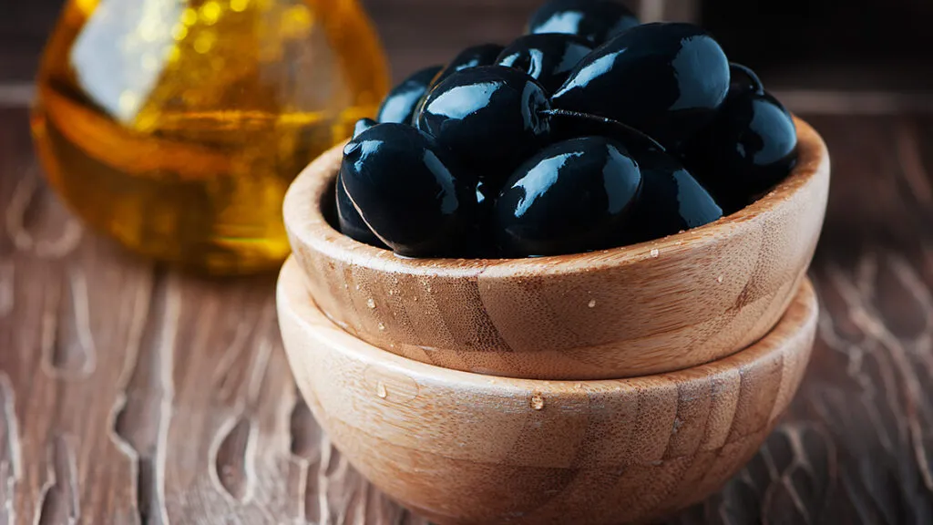 Cómo preparar olivas negras en aceite