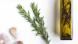 Para qué sirve el romero con aceite de oliva