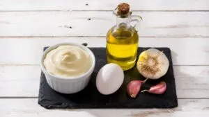 Alioli con aceite de oliva o girasol